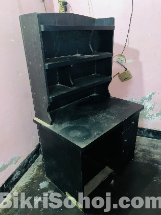 পড়ার টেবিল